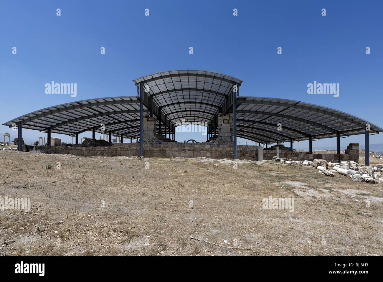 Unter Schutzabdeckung ist die Kirche von Laodizea, Laodizea, Denizli, Türkei. Die Kirche von Laodizea stammt aus dem vierten Jahrhundert N.CHR. und ist das letzte o Stockfoto