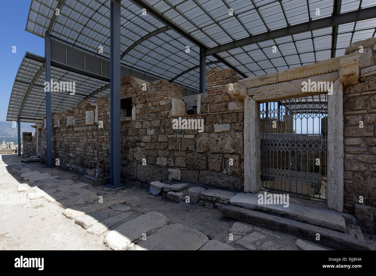 Unter Schutzabdeckung ist die Kirche von Laodizea, Laodizea, Denizli, Türkei. Die Kirche von Laodizea stammt aus dem vierten Jahrhundert N.CHR. und ist das letzte o Stockfoto