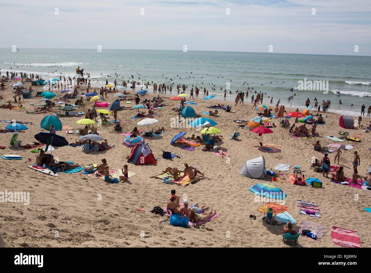 Bewacht Badegäste am Strand, Gurp Plage, Grayan-et-l'Hopital, Aquitaine, Gironde, Frankreich Stockfoto