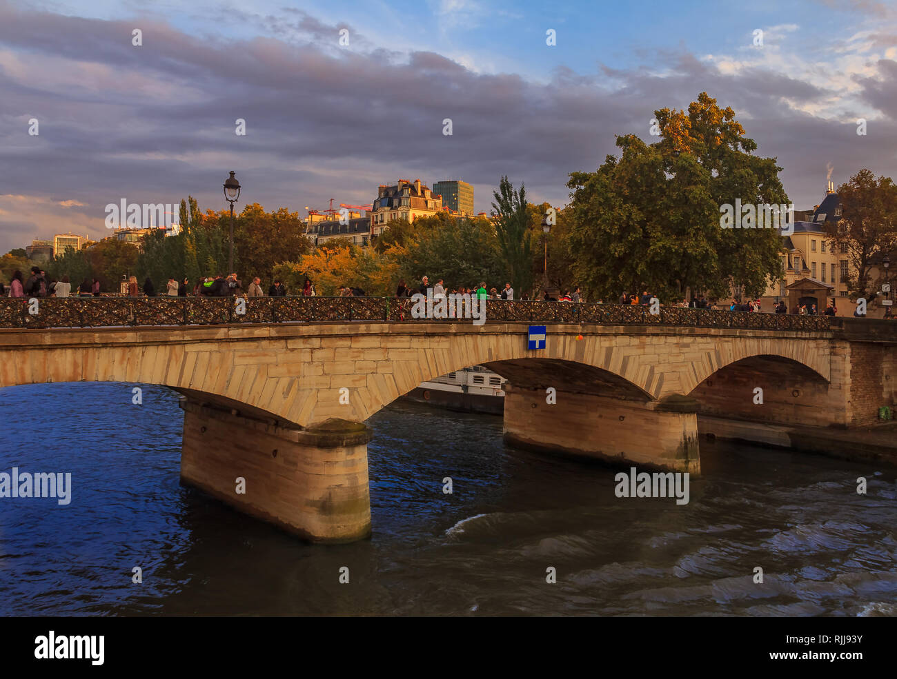 Blick auf die Seine und die Brücke von der Pont de l'Archeveche oder Erzbischof's Bridge, berühmt für Liebe Schlösser in der Nähe der Notre Dame Kathedrale in Stockfoto
