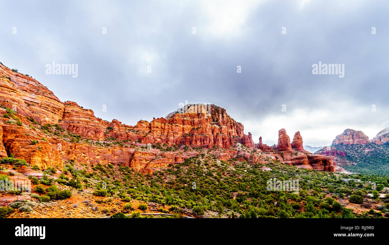 Ansicht des roten Sandsteinformationen an Huhn Punkt gesehen die Kapelle des Heiligen Kreuzes in der Nähe von Sedona Form im nördlichen Arizona, Vereinigte Staaten von Ameri Stockfoto
