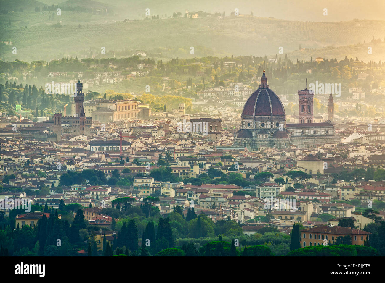 Florenz oder Firenze Luft neblig Stadtbild. Panoramablick vom Hügel von Fiesole. Palazzo Vecchio und Dom. Toskana, Italien Stockfoto