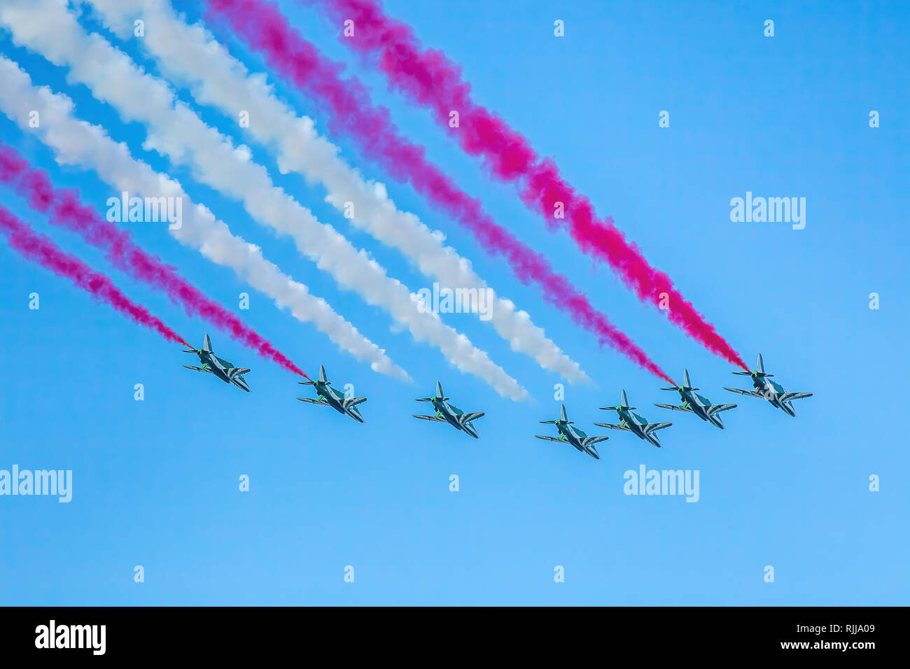 Abu Dhabi, Vereinigte Arabische Emirate, 2. Dezember 2016: Al Fursan Kunstflug Team fliegen in Formation auf nationaler Tag. Stockfoto