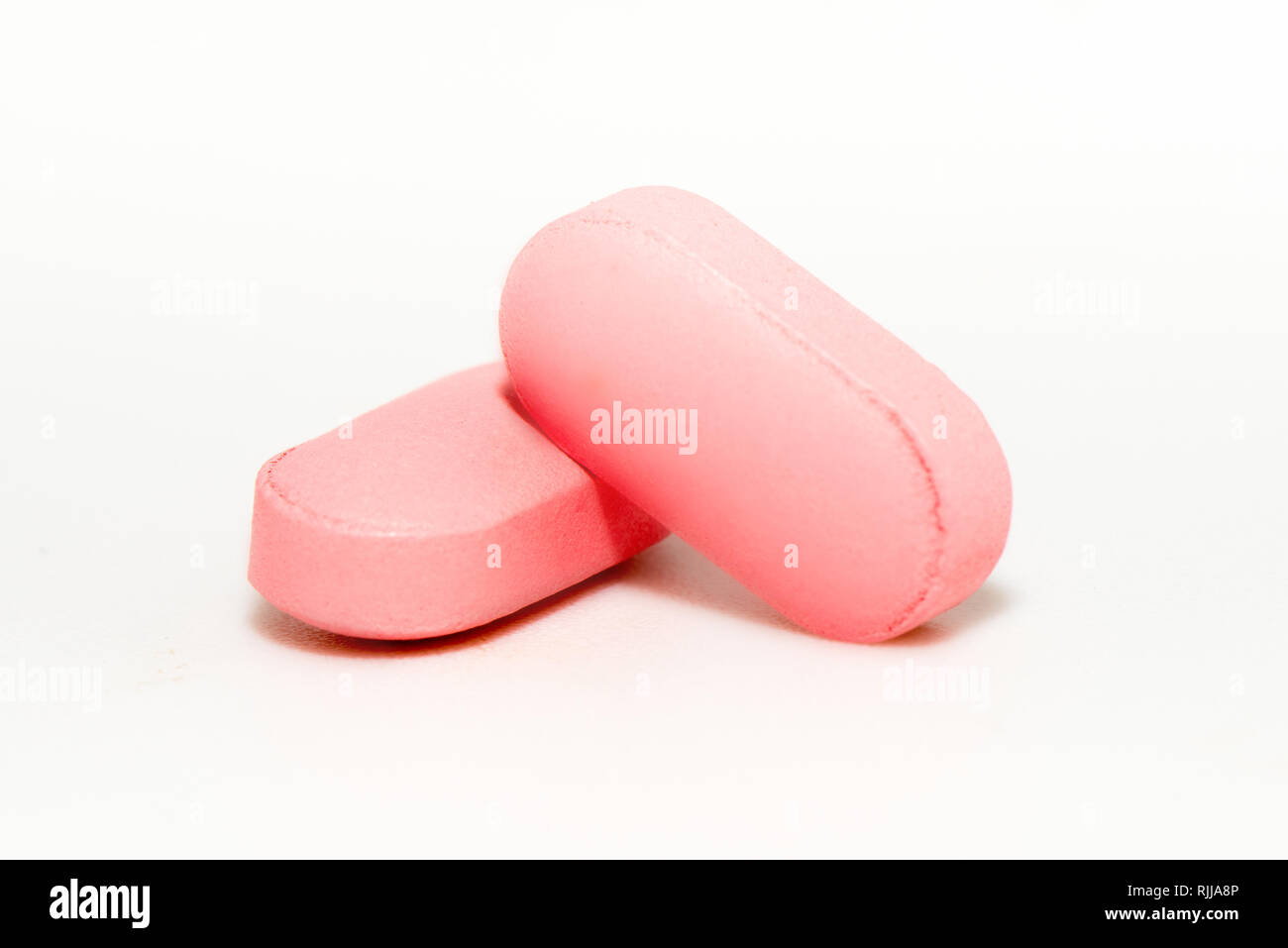 Rosa Tabletten von Medizin auf weißem Hintergrund Stockfoto