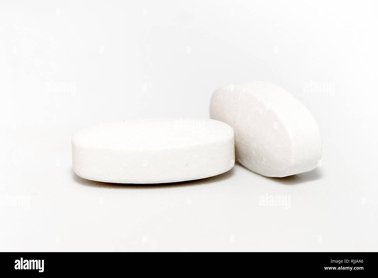 Weiße Tabletten von Medizin auf weißem Hintergrund Stockfoto