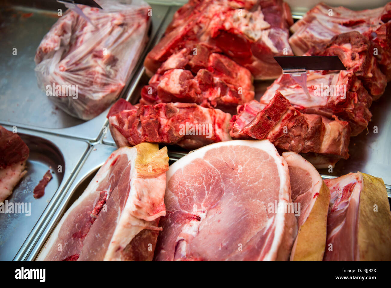 Hervorragende raw saftiges Schweinefleisch aus dem Zähler. Bis zu verlieren. Querschnitt durch ein Stück rohes Schweinefleisch in einem Bio-markt. Stockfoto