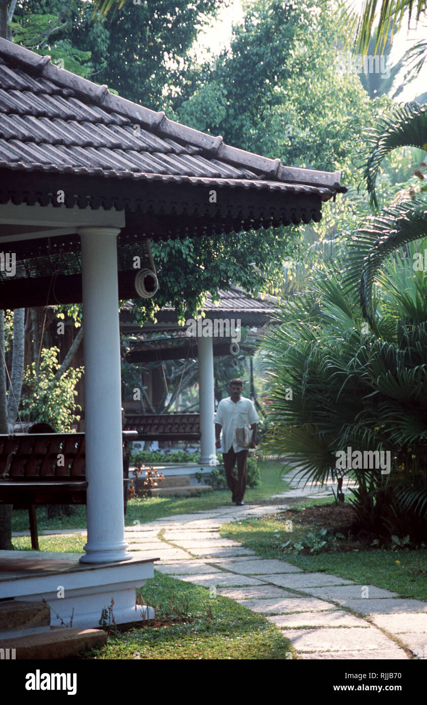 Einen Gang durch die Gäste der Villen im Kumarakom Lake Resort in Kerala. Am Ufer des Sees Vembanad - ein Vogelschutzgebiet - Das Resort hat Biene Stockfoto
