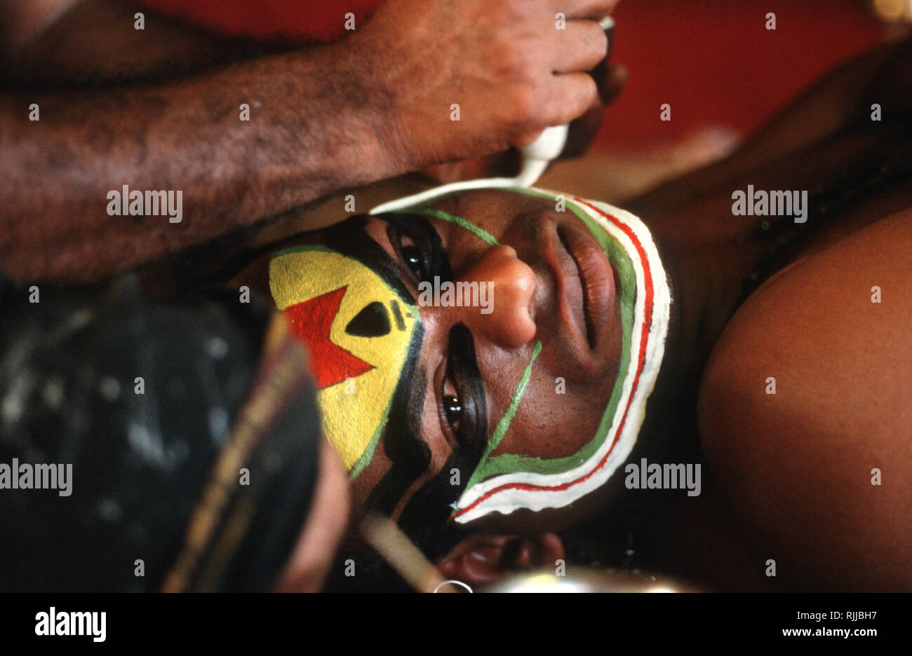 Dressing up für eine Kathakali Aufführung im Kerala Kathakali Centre in Fort Cochin, Kerala. Mit Ursprung im 17. Jahrhundert, Kathakali ist Theater t Stockfoto