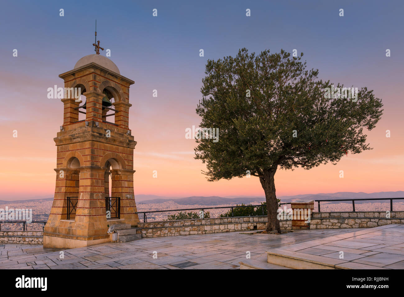 Glockenturm aus dem 19. Jahrhundert Kapelle von St. George auf dem Gipfel des Lycabettus Hügel in Athen, Griechenland. Stockfoto