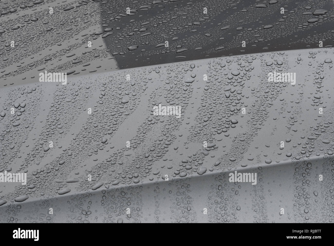 Grau Karosserie mit Regenwasser Tröpfchen. Stockfoto