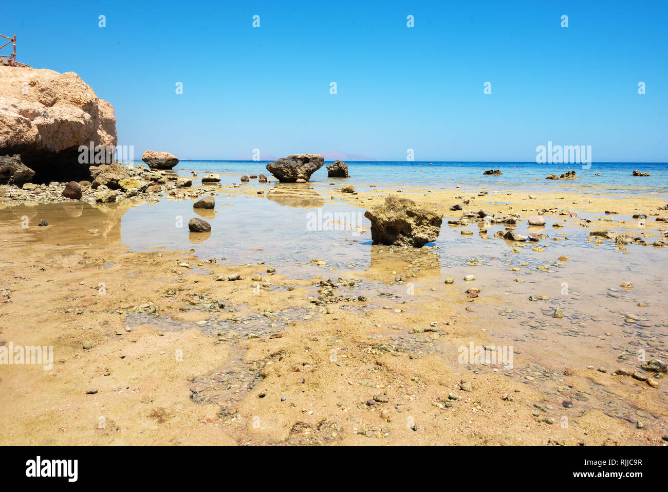 Korallenriffe am Strand in der Nähe von hotel Stockfoto