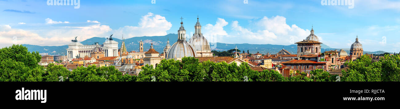 Panorama von Rom an einem sonnigen Tag Stockfoto