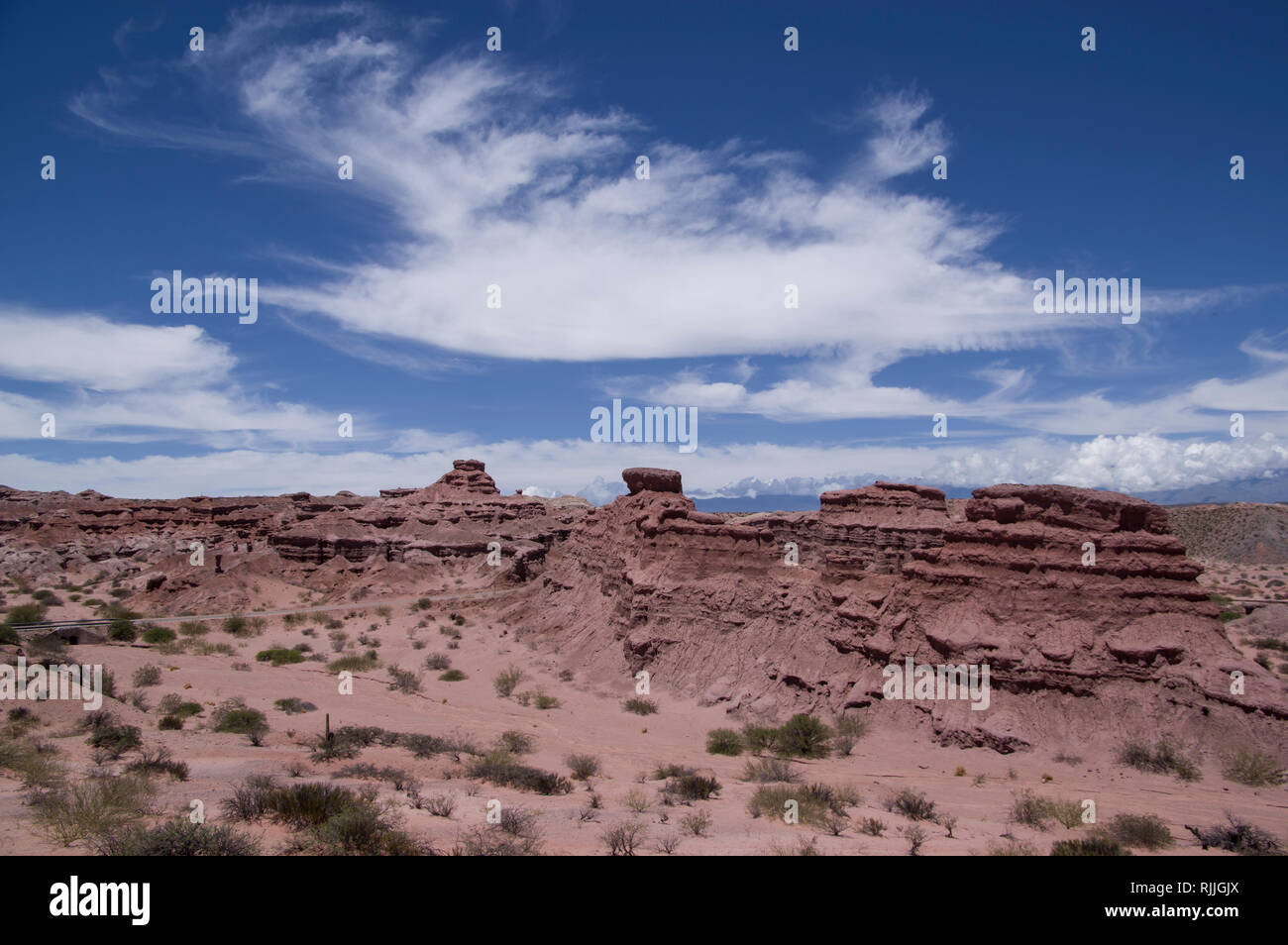 Die auffallend schöne Landschaft der Wüste im Norden Argentiniens in der Nähe von Salta und Juyjuy mit rotem Sandstein Hochebenen Flüsse und bunten Hügel Stockfoto