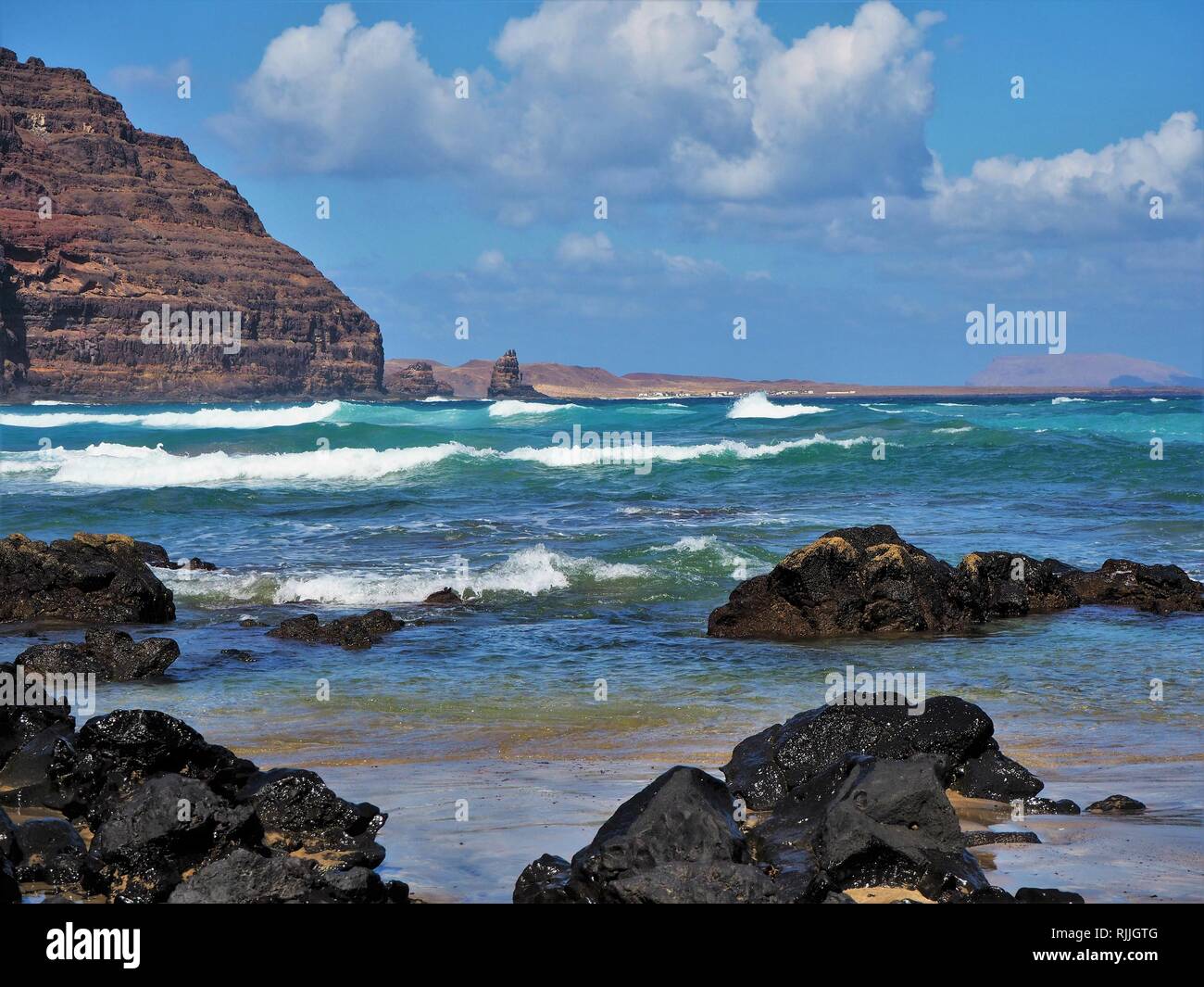 Wellen des Atlantiks nähert sich die vulkanischen Küsten und Klippen bei Orzola auf Lanzarote, Kanarische Inseln Stockfoto
