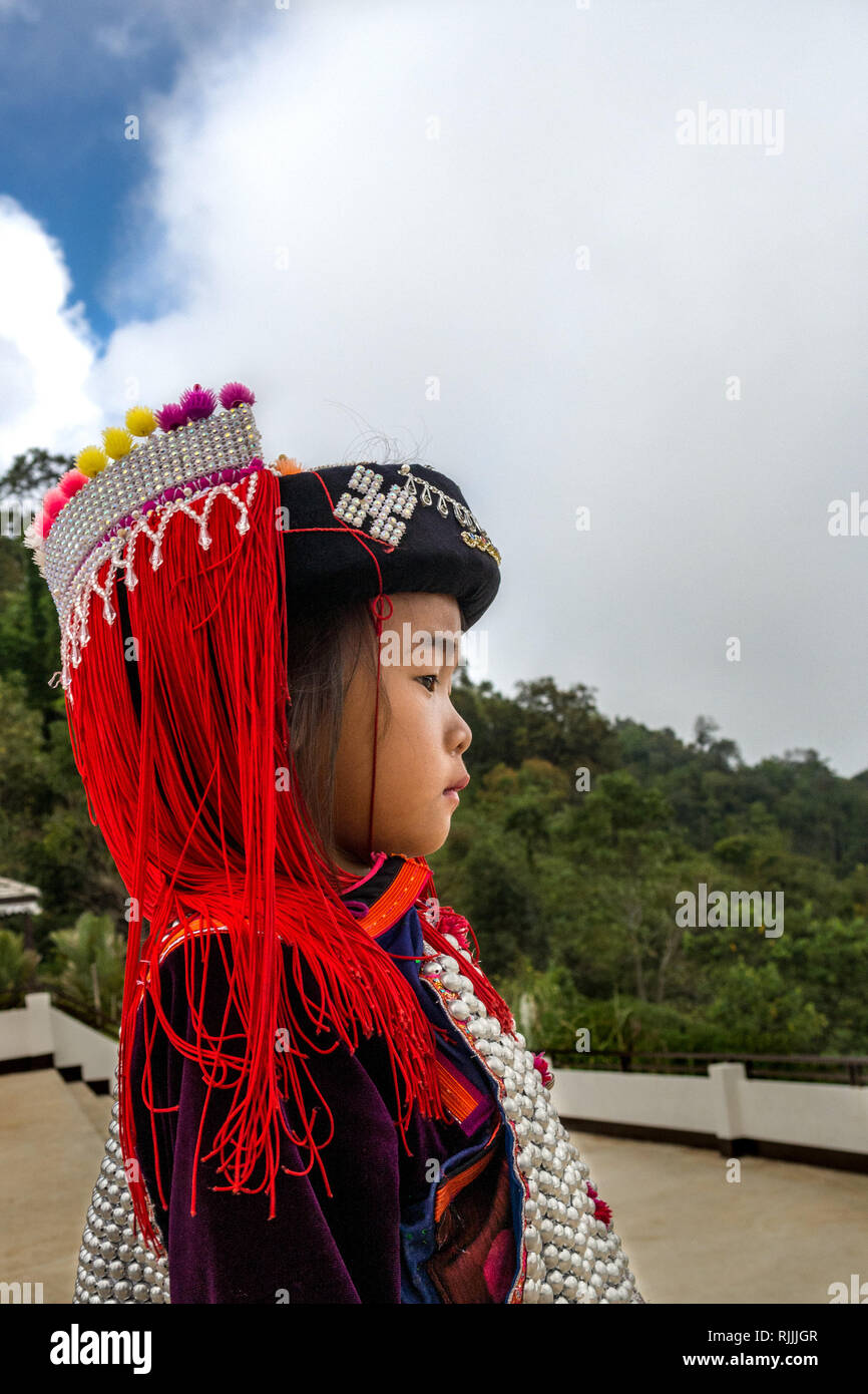 Eine junge Thai Kind gekleidet in traditionellen nördlichen Thailand  Kleidung für Touristen, Unterhaltung Stockfotografie - Alamy