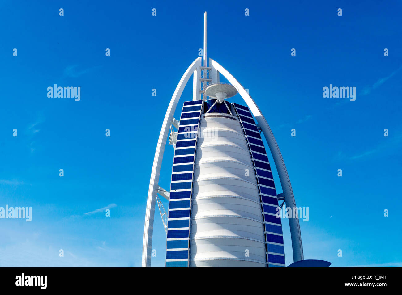Dubai, UAE/11. 06. 2018: in der Nähe von Burj Al Arab mit blauem Himmel Stockfoto