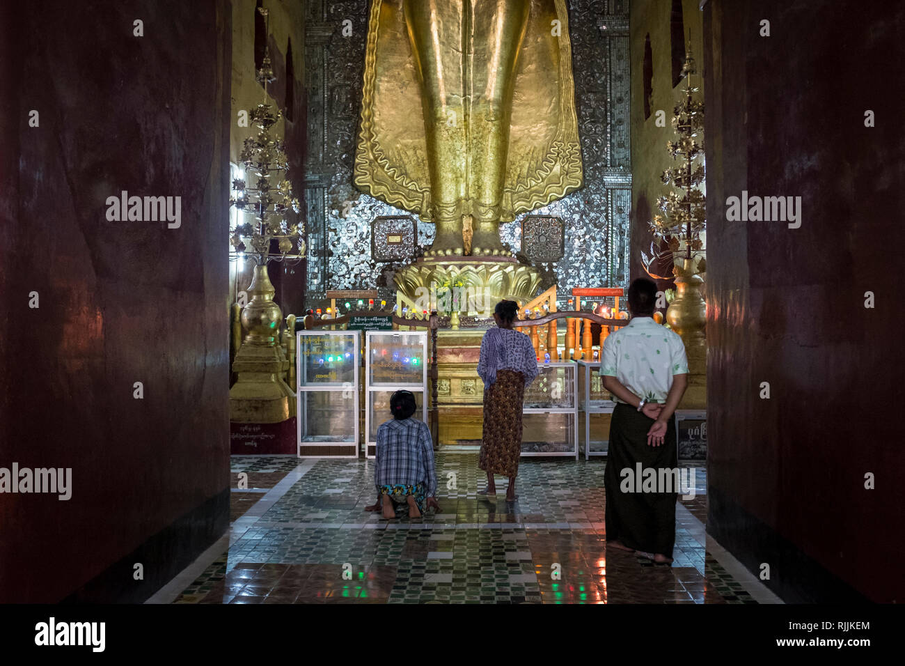 Bagan, Myanmar - 26. September 2016: Frauen zu Buddha beten in Ananda Pahto Stockfoto