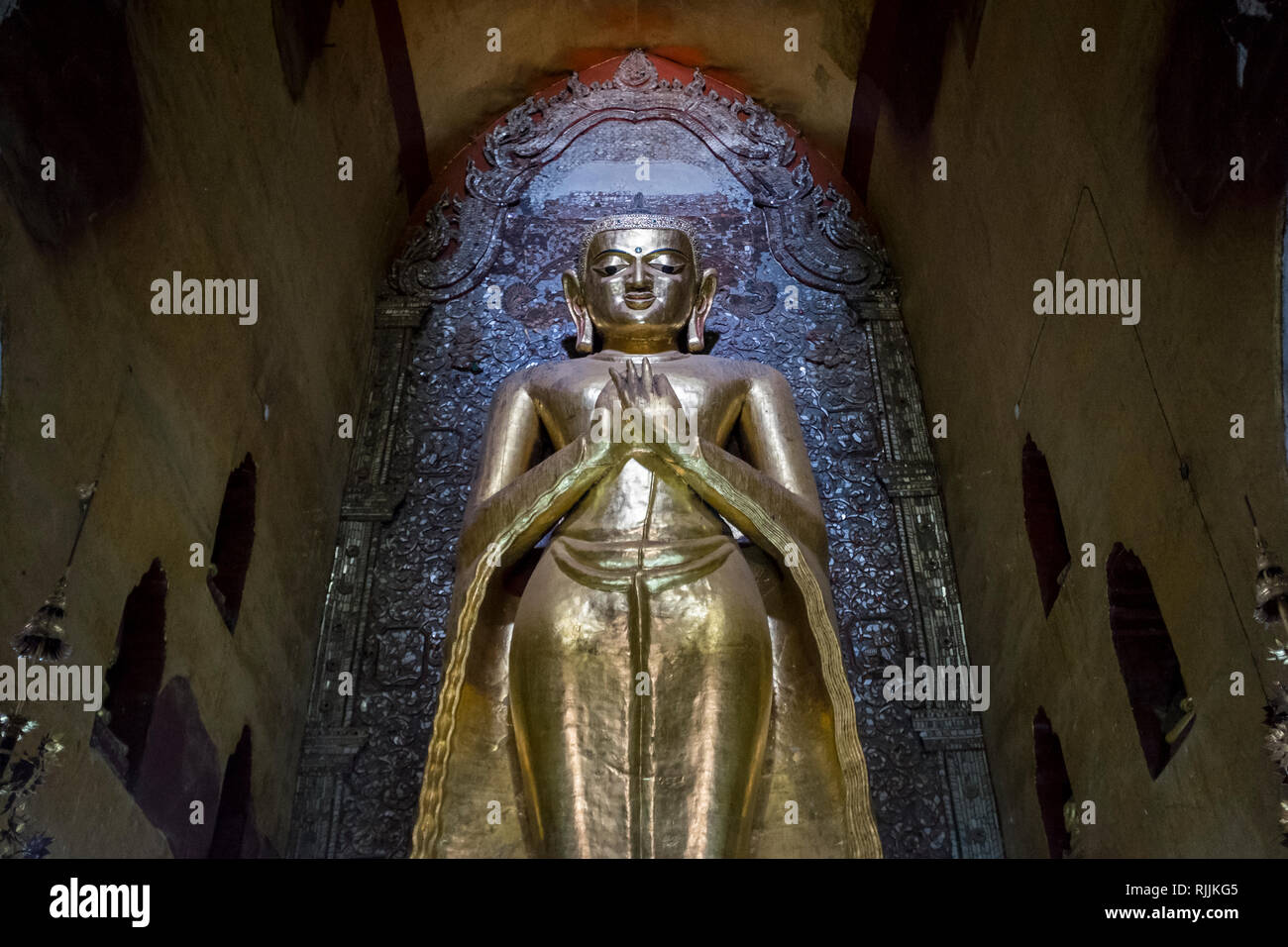 Bagan, Myanmar - 26. September 2016: goldene Statue von Buddha in Ananda Pahto Stockfoto