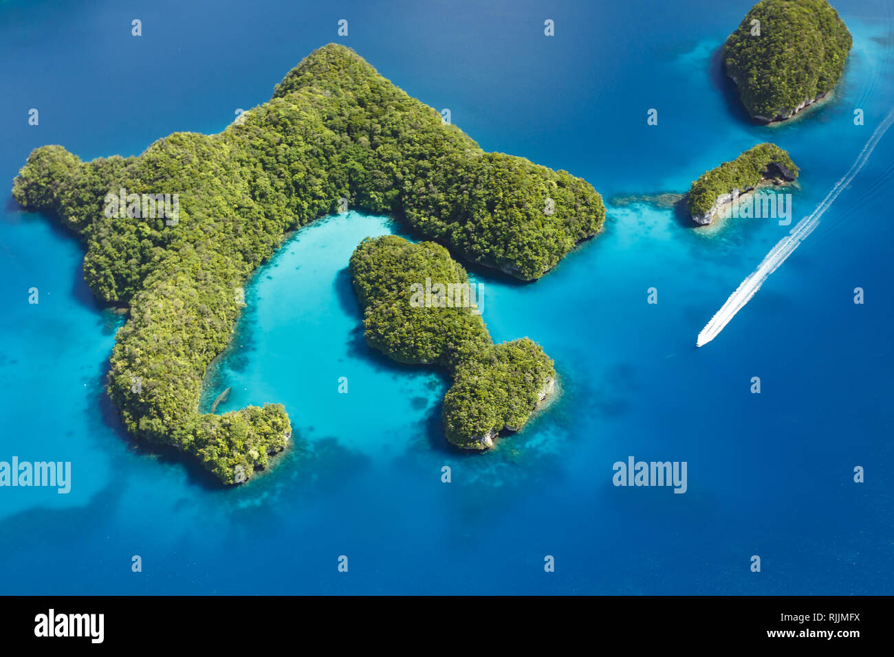 Luftaufnahme als Boot führt durch winzige Bildung von Inseln Stockfoto