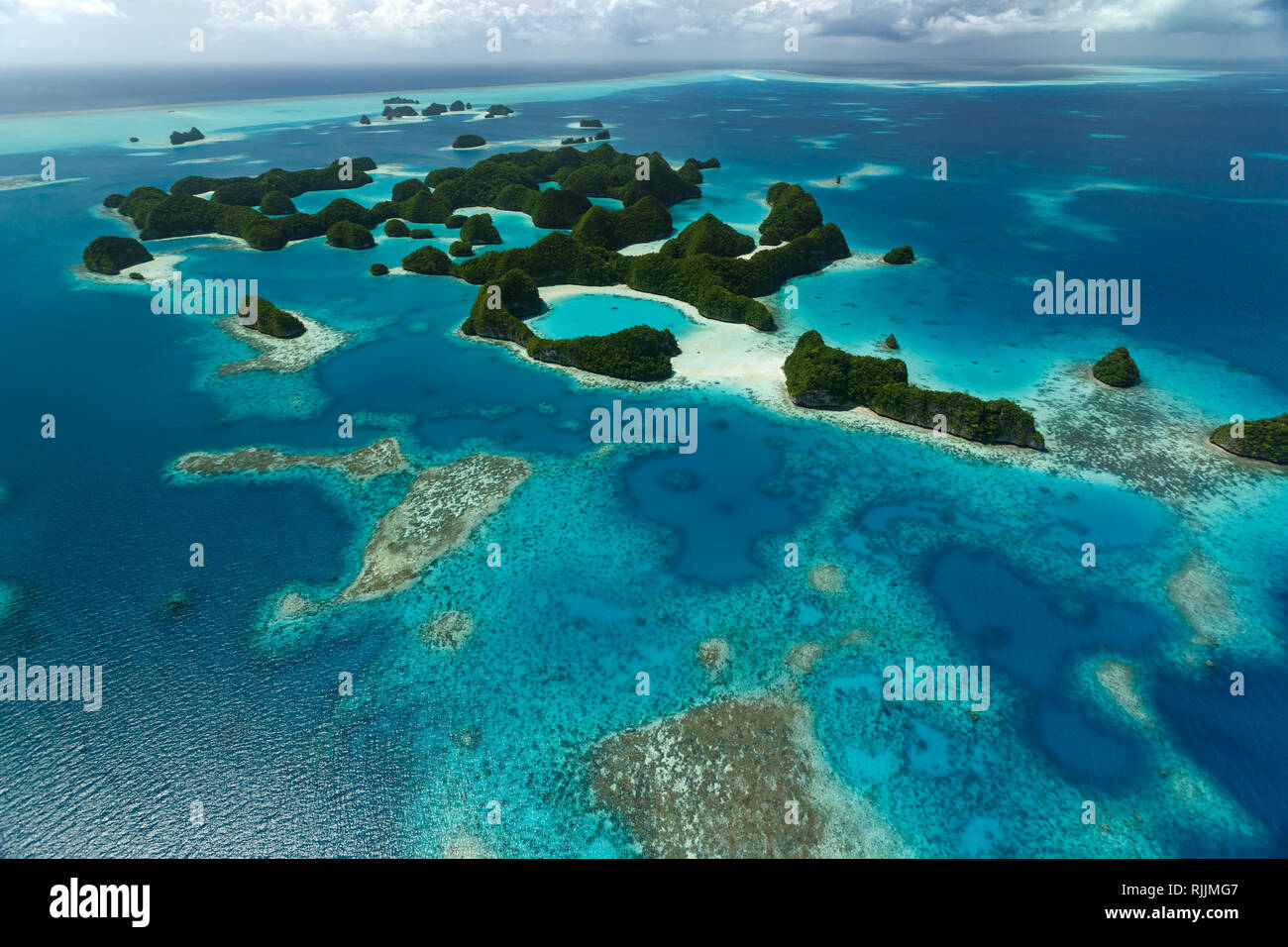 Luftaufnahme von Hunderten von kleinen Inseln im Südpazifik von Korallenriffen umgeben Stockfoto
