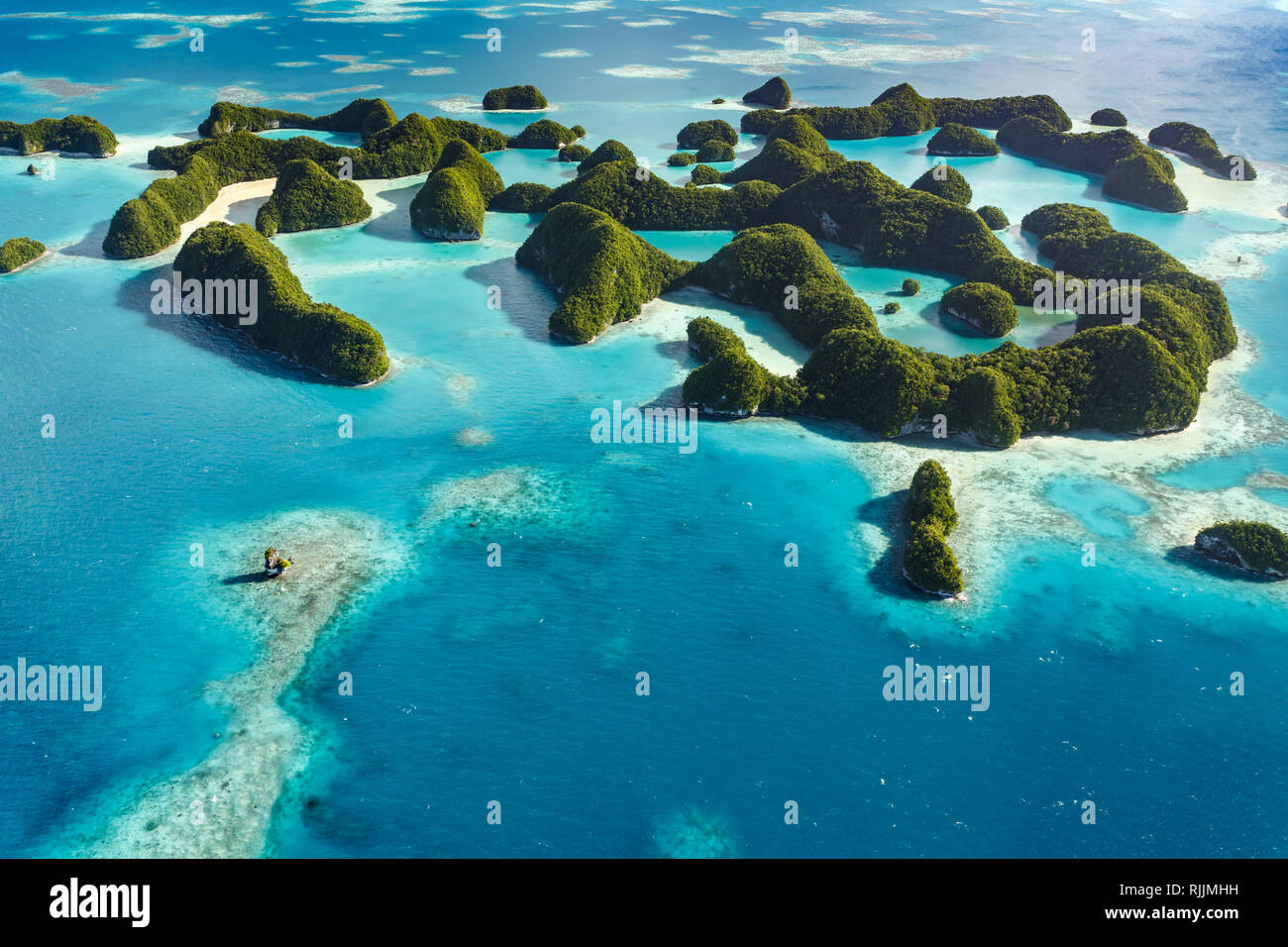 Luftaufnahme von verschiedenen Größen von hügeligen ridge Inseln und Korallenriffen Fischschwärme in South Pacific Stockfoto