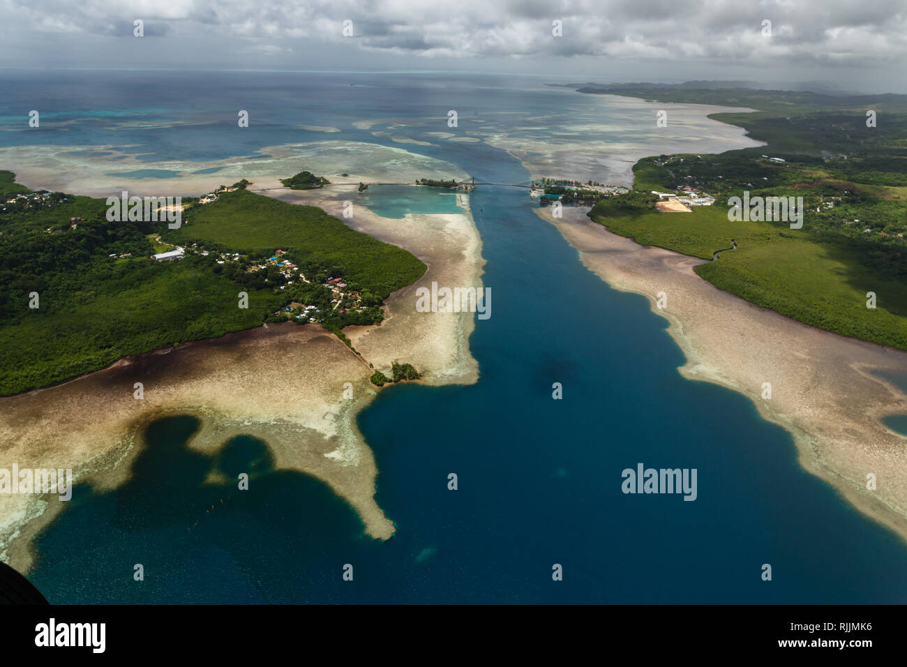 Luftaufnahme von bunten Muster von Fischschwärmen, Kanal, und Küstenlinie von Inseln im Südpazifik in Koror Stockfoto