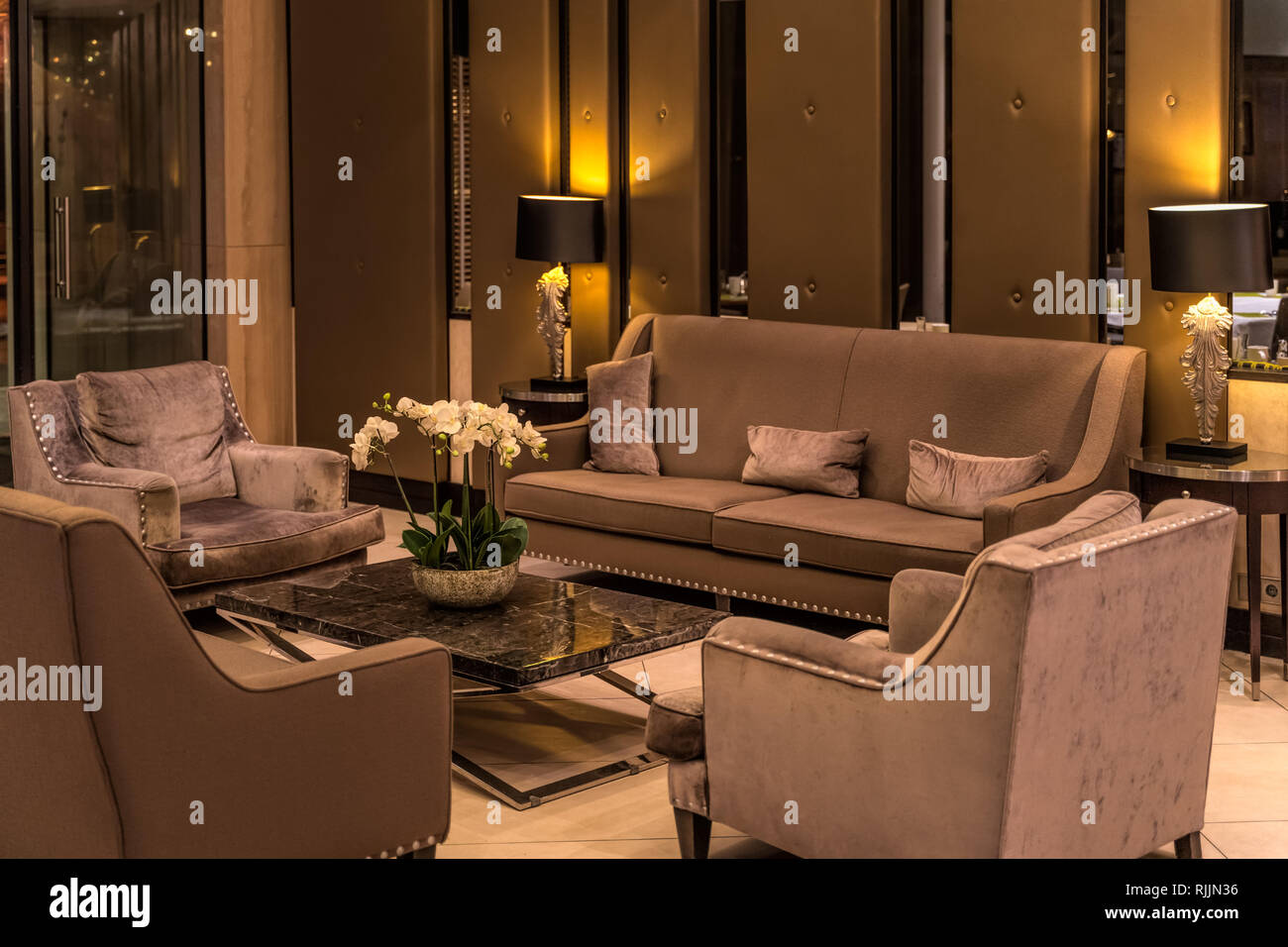 Moderne luxuriöse Lobby für Hotel mit komfortablen Sofas, Sesseln und stimmungsvolle Beleuchtung Stockfoto