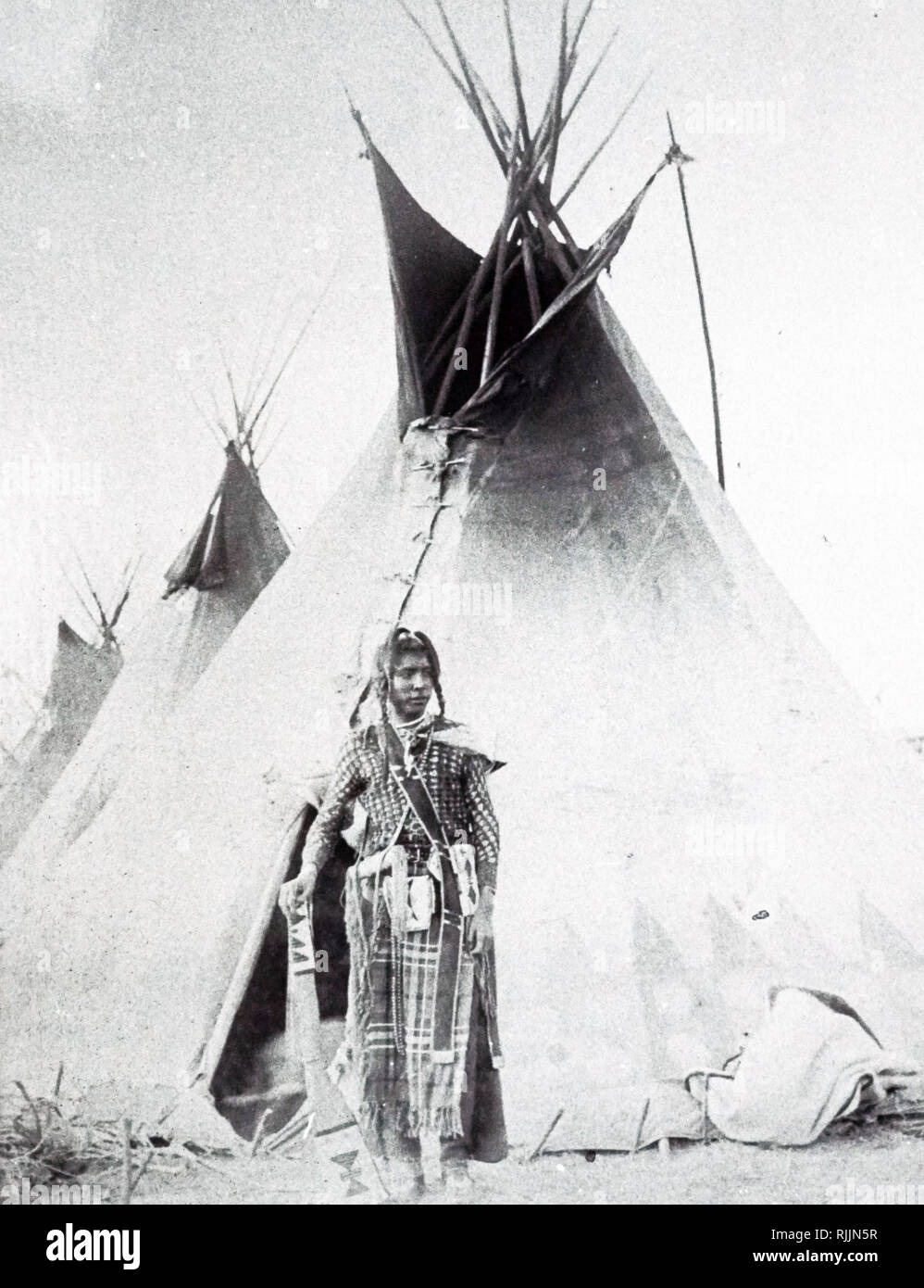 Ein Foto von einem jungen "schwarzen Fuß "Indian außerhalb seiner Hütte. Vom 19. Jahrhundert Stockfoto