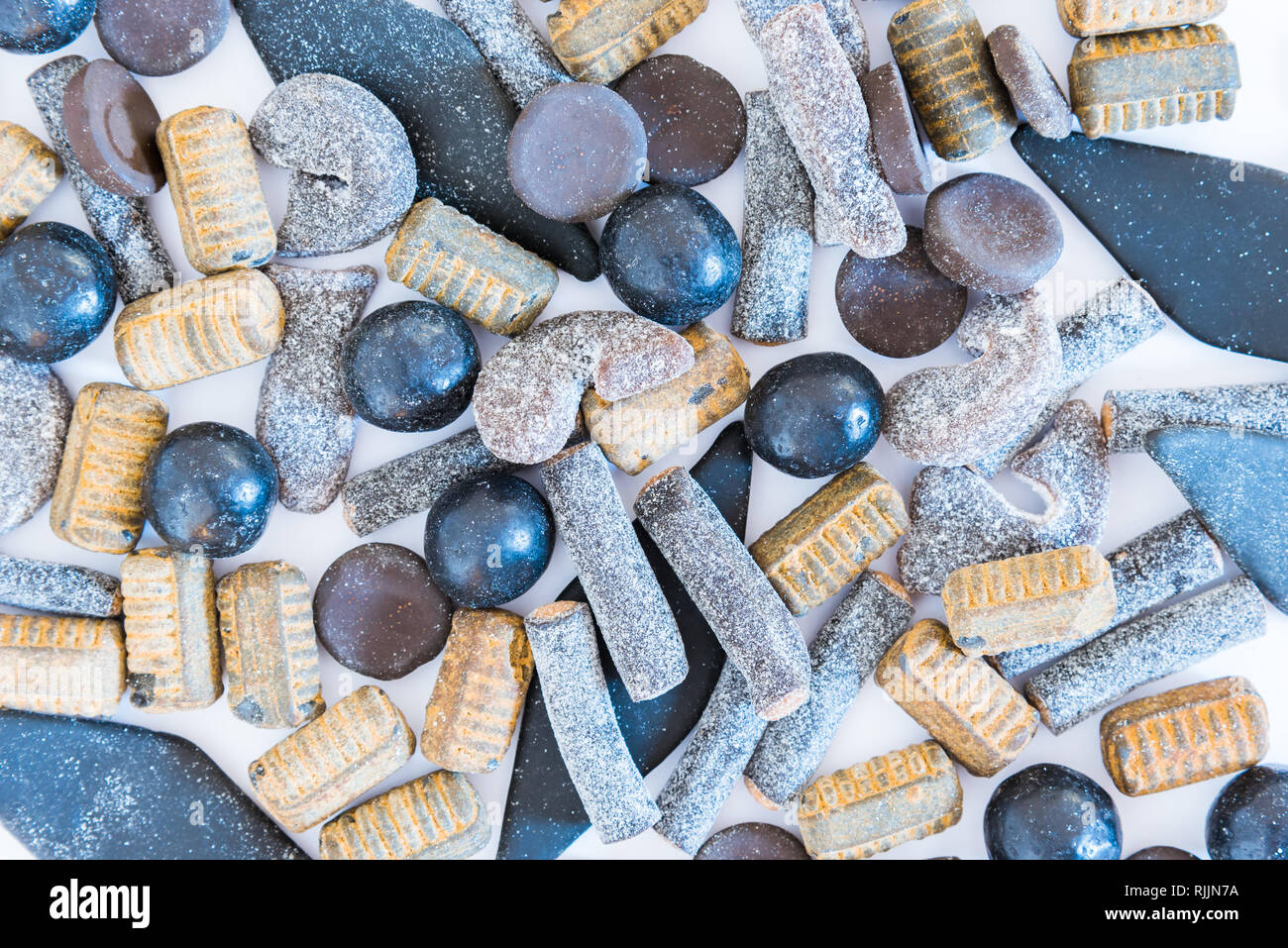 Full-frame close-up der sortierten salmiakki Bonbons auf weißem Hintergrund Stockfoto