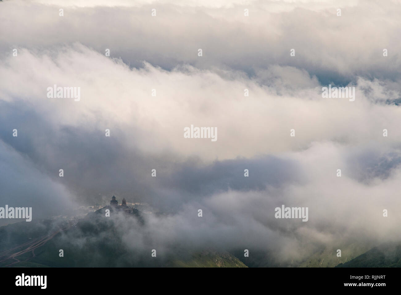 Berühmte Gergeti Trinity Church in der Nähe von Stepantsminda in den Wolken, Georgien, Kaukasus. Stockfoto