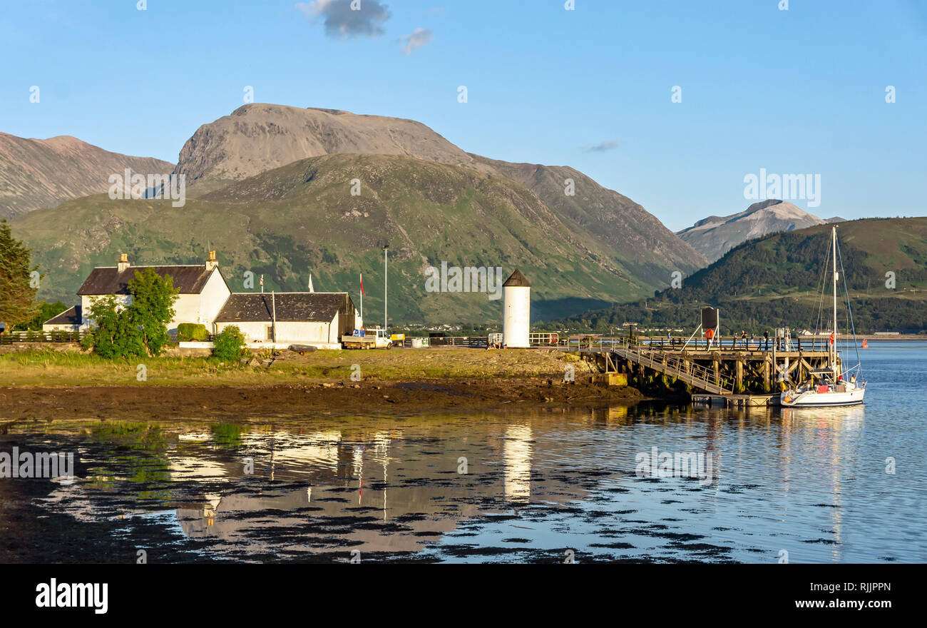 Blick auf den höchsten Berg Schottlands, dem Ben Nevis von Corpach in der Nähe von Fort William Highland Schottland Großbritannien mit Leuchtturm und der Eintritt in das Caledonian Canal Stockfoto