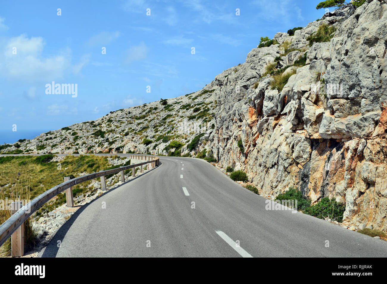 Küstenstraße durch Wicklung zu Leuchtturm Cap Formentor, Mallorca, Balearen, Spanien öffnen Stockfoto