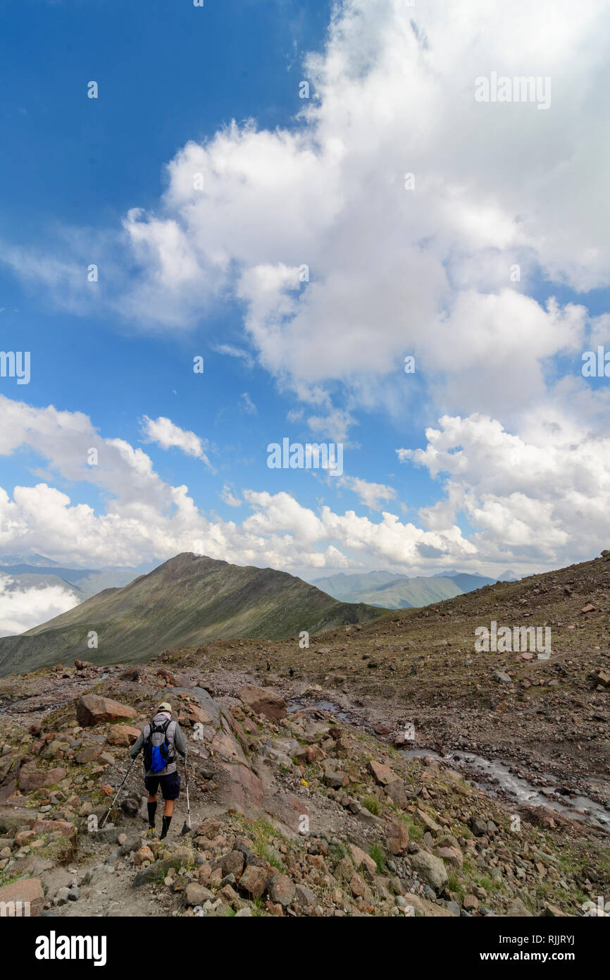 Ein Mann, der auf einer Höhe von 3000 Metern in der Nähe des Gletschers des Mount Kazbek, Stepantsminda, Georgien. Stockfoto