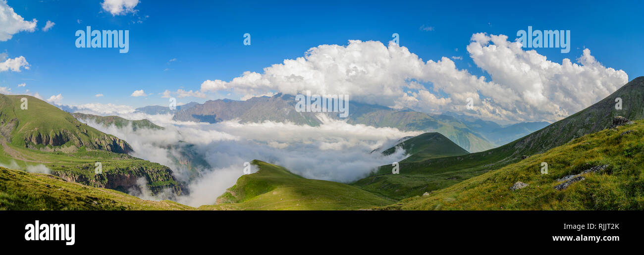 Panoramablick über das Tal unter dem Berg Kazbek, Georgien, Eurasien. Stockfoto
