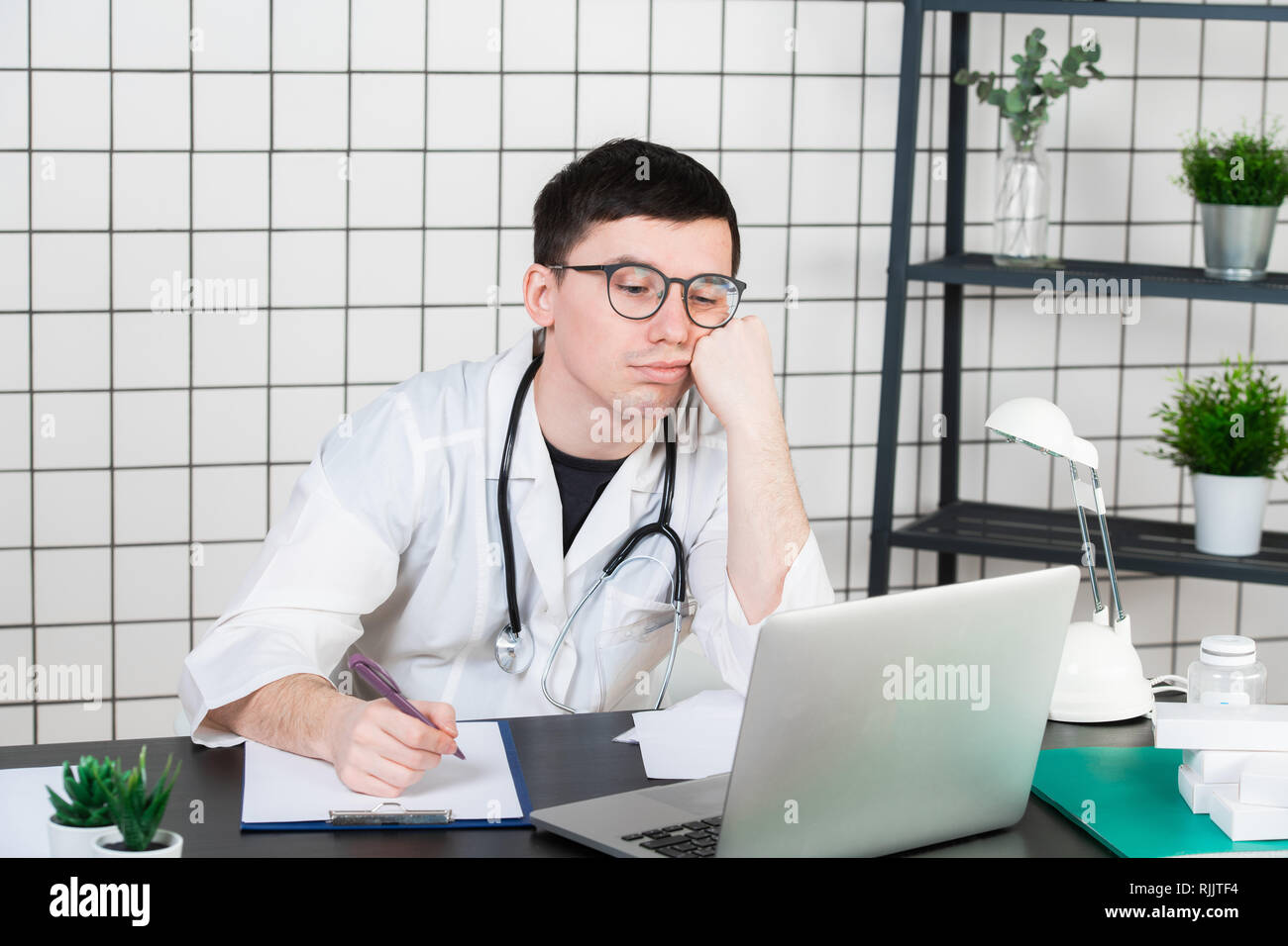 Betont, Arzt in der Klinik unter Druck. Kunstfehler, Behandlung Fehler und Fehler oder Fahrlässigkeit. Mobbing am Arbeitsplatz Stockfoto