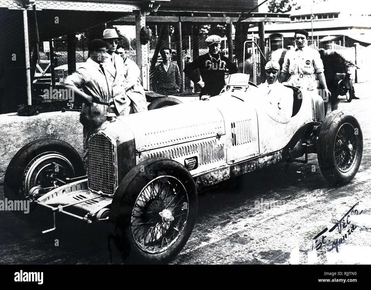 Ein Foto von Tazio Nuvolari in einem Alfa Romeo. Tazio Nuvolari (1892-1953) ein italienischer Rennfahrer. Vom 20. Jahrhundert Stockfoto