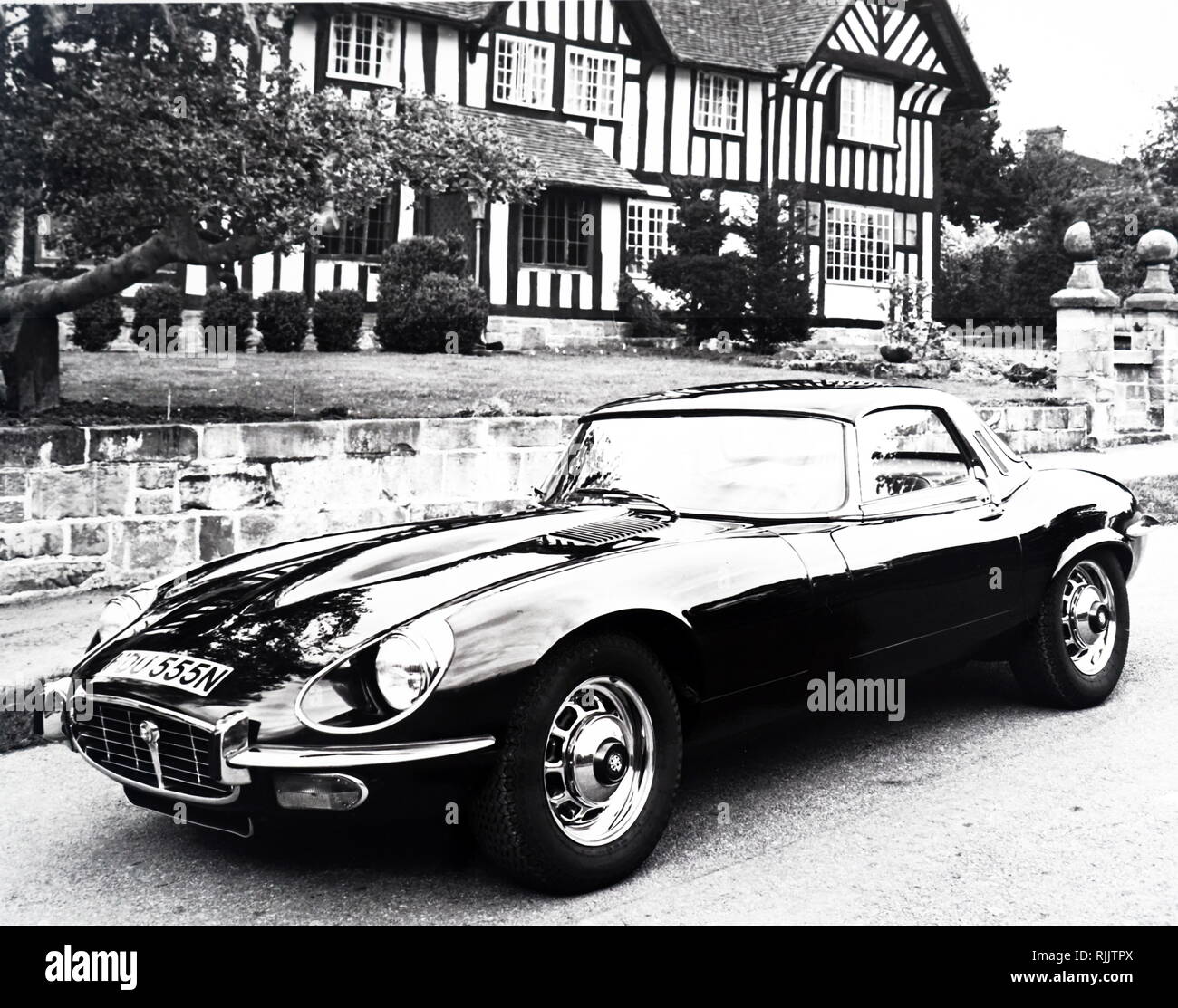 Ein Foto von einem Jaguar E-Type (Jaguar XK-E) Serie 3, ein britischer Sportwagen, der von Jaguar Cars Ltd. zwischen 1961 und 1975 hergestellt wurde. Vom 20. Jahrhundert Stockfoto