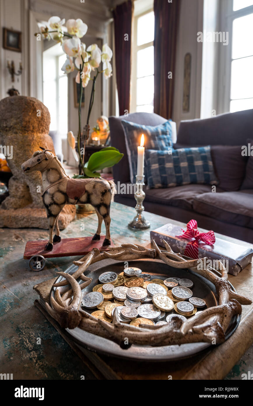 Schokolade Geld und vintage Spielzeug mit am Tisch bei Kerzenschein Stockfoto