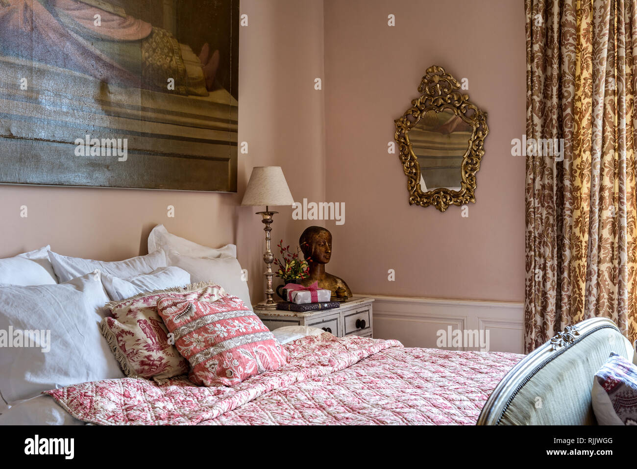 Vintage Französische'indienne' Quilt und Vorhangstoff aus der Seide Galerie mit bemalten Wänden und 'Gips' von Farrow & Ball Stockfoto