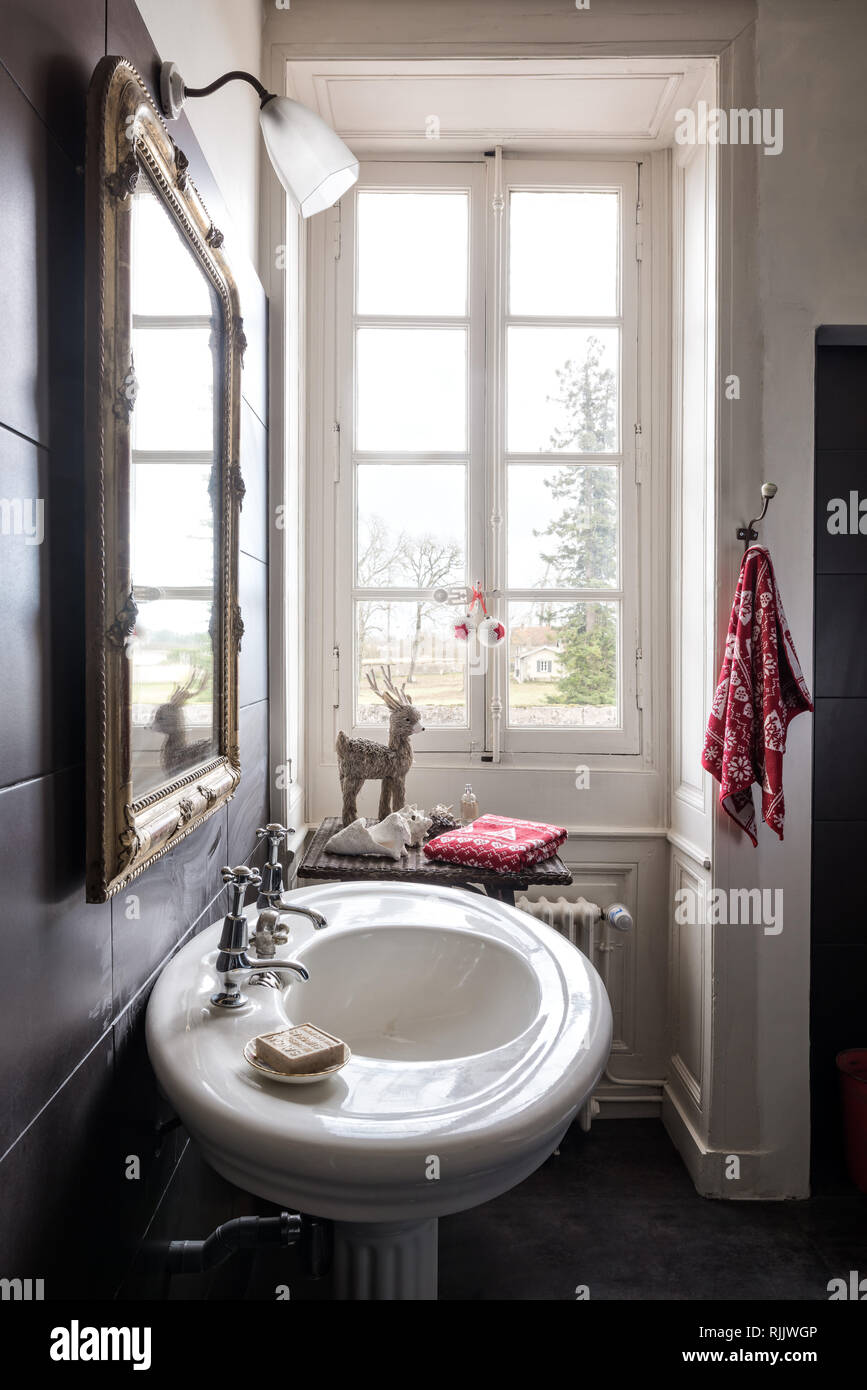 Säule auf original Sockel Becken mit goldgerahmten Spiegel tippen Stockfoto