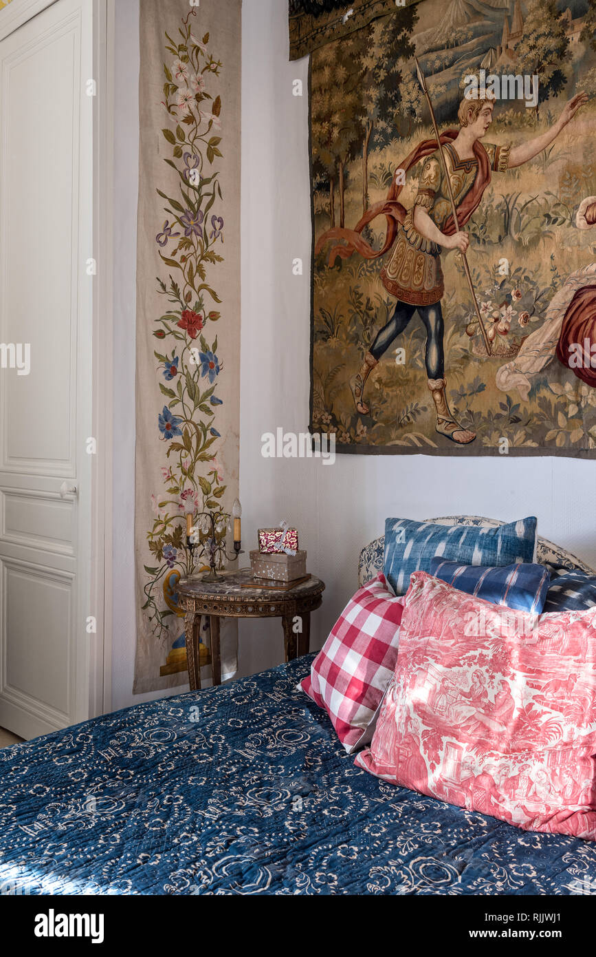 Seltene 18. Jahrhundert Wachs widerstehen Indigo dye Bettdecke mit Aubusson Tapisserie Mitte des 19. Jahrhunderts handgemalte Seide Panels Stockfoto