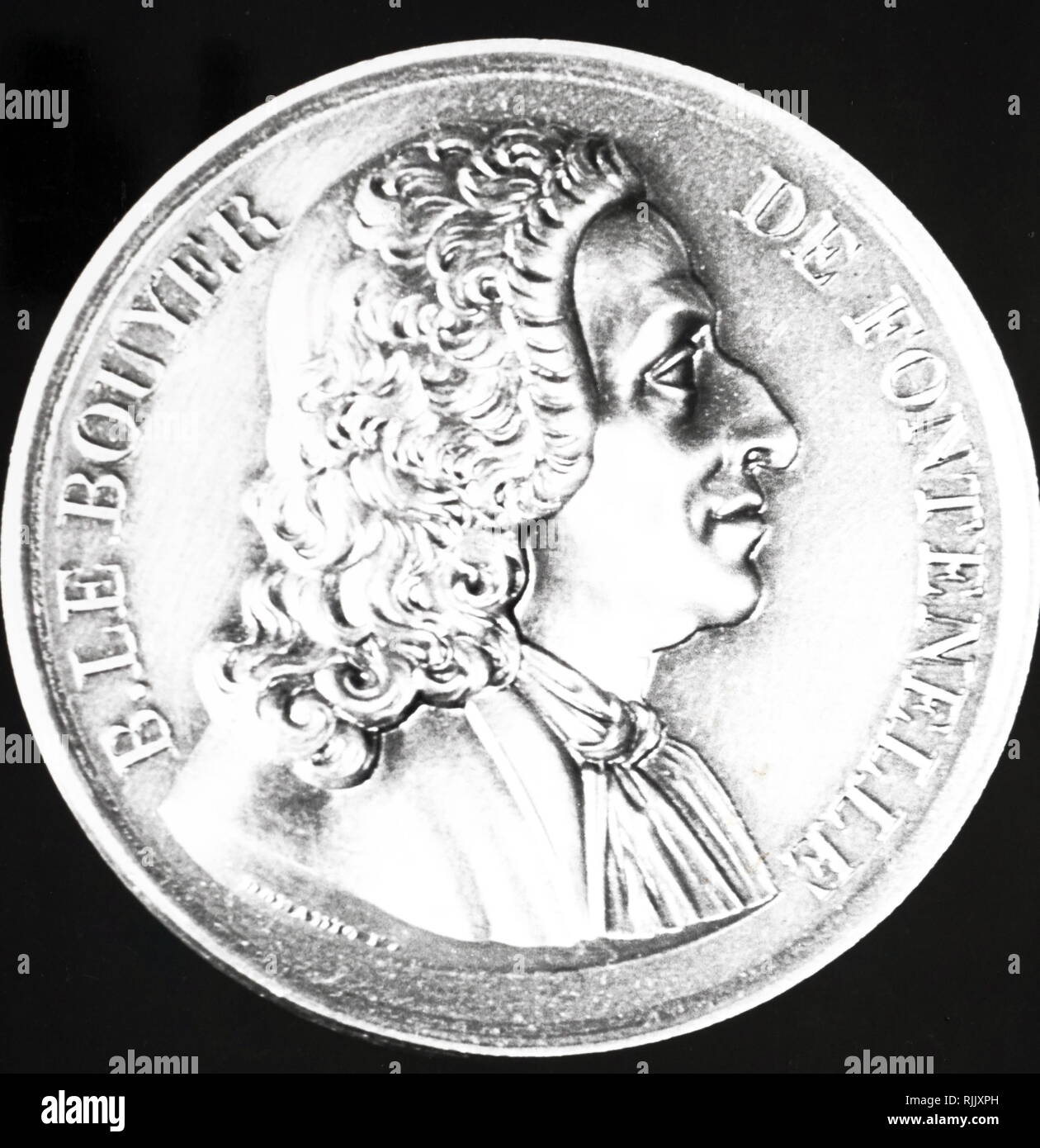 Eine Gedenkmünze Darstellung von Bernard Le Bovier de Fontenelle (1657-1757), ein französischer Autor und einflussreiches Mitglied der drei Akademien des Institut de France. Vom 20. Jahrhundert Stockfoto