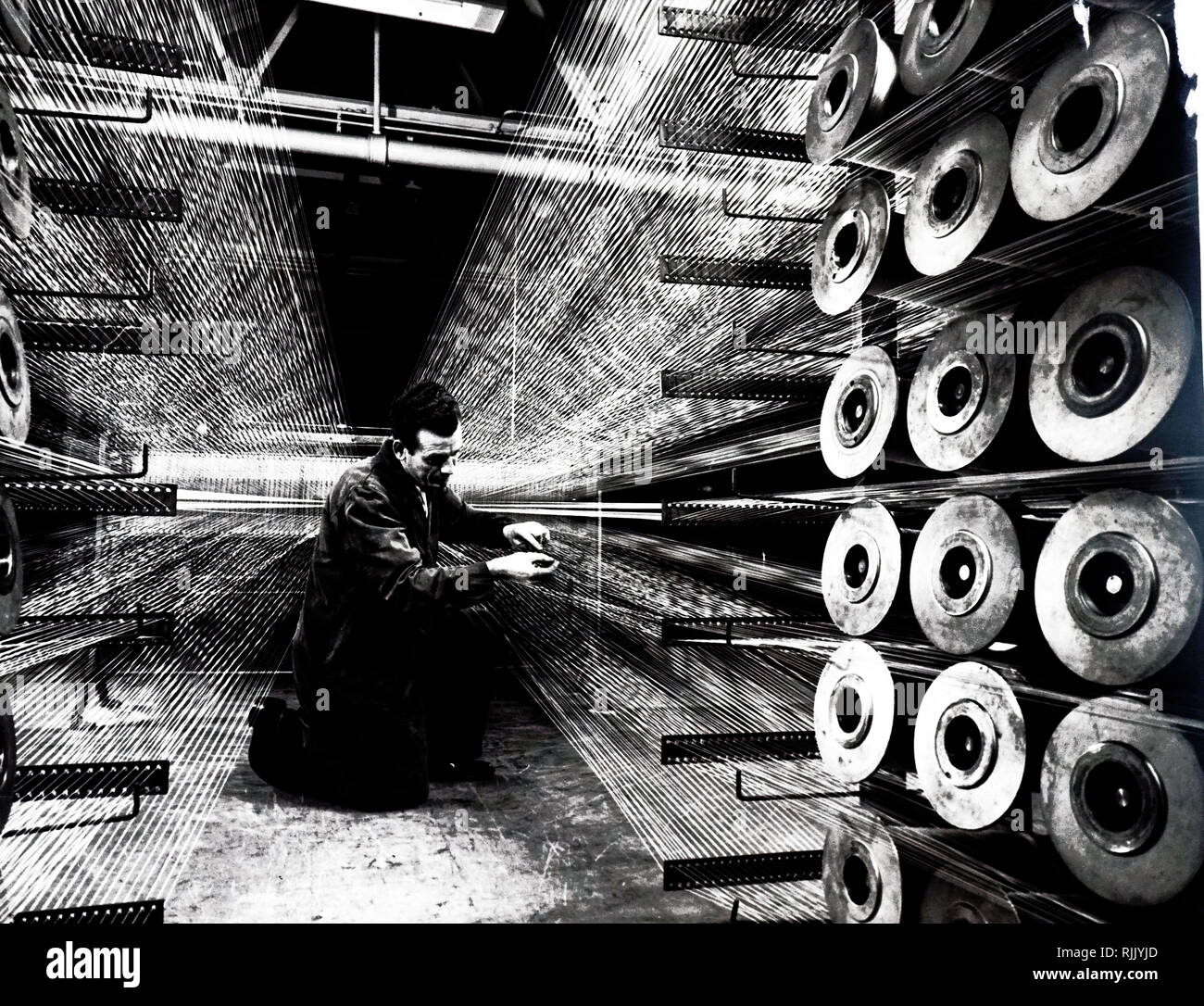 Ein Foto von einem Mann weben Reifencord aus Tenasco (Courtaulds hochfesten Viskosegarnen Garne). Vom 20. Jahrhundert Stockfoto