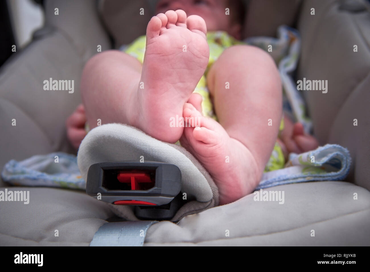 Neugeborenes Baby Füße über bei i-Größe Baby Autositz. Low Angle Shot Stockfoto