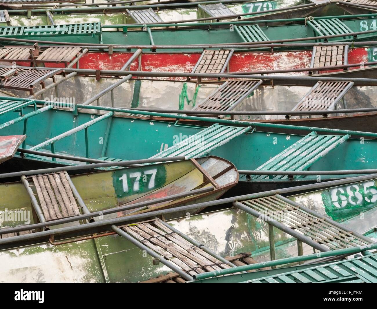 Nahaufnahme von roten und grünen vietnamesischen Boote in Ninh Binh Marina in Vietnam. Stockfoto