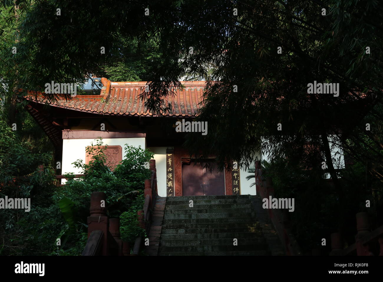 Leshan, Sichuan, kleine Tempel auf Linyun Zhandao Straße Stockfoto
