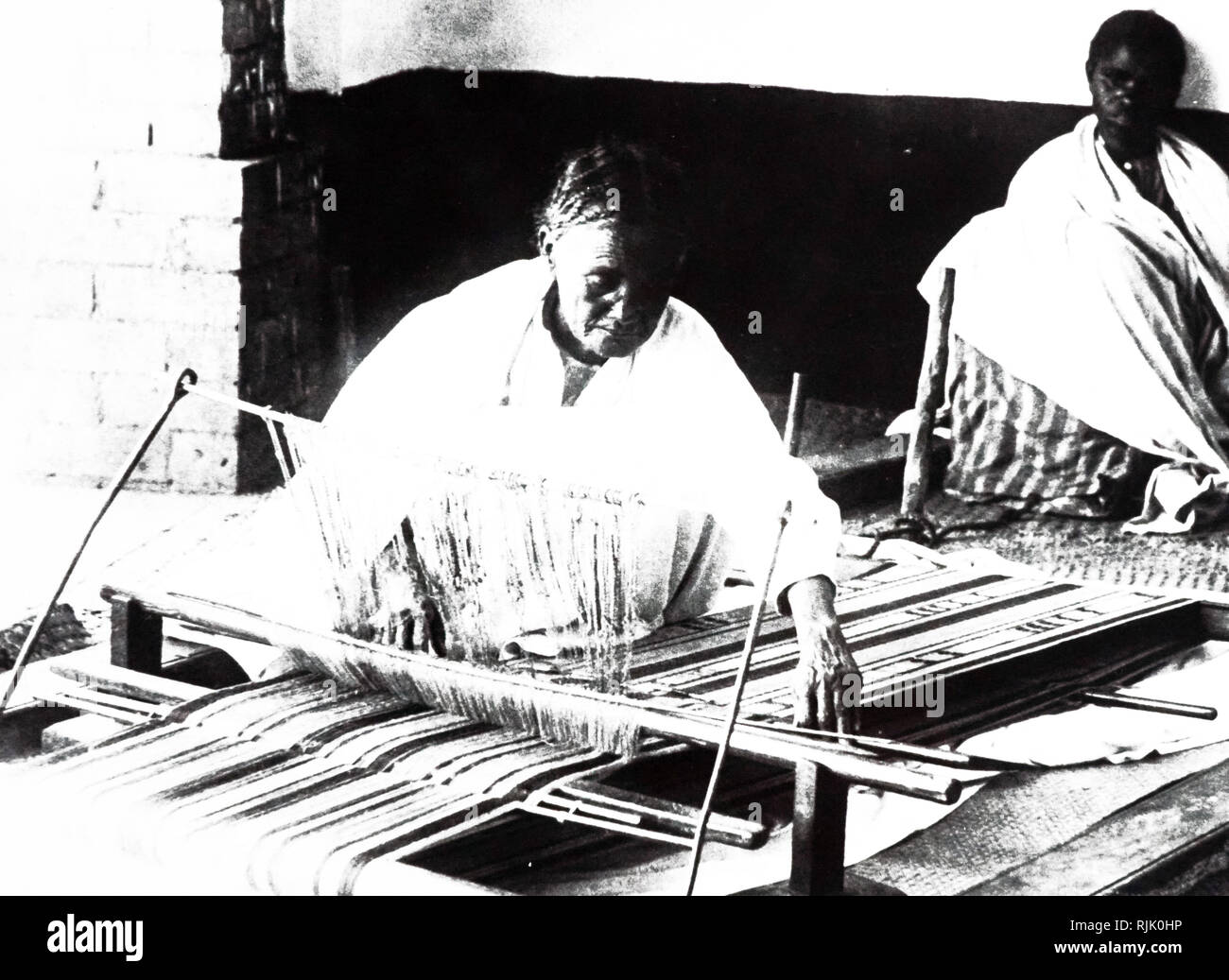 Ein Foto von einer Frau mit einem horizontalen Webstuhl, in Nordafrika. Vom 19. Jahrhundert Stockfoto