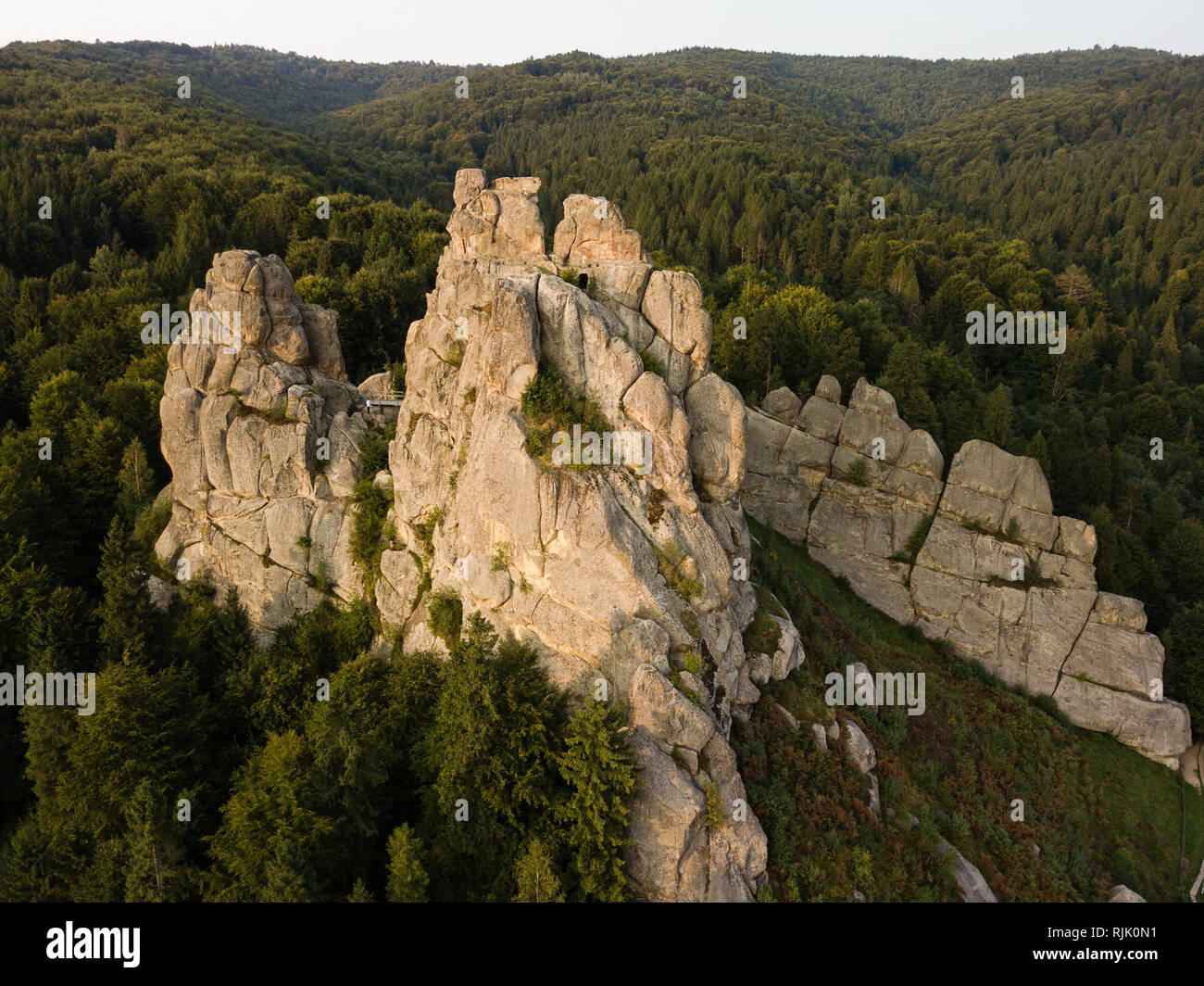 Luftaufnahme zu Tustan Festung - Archäologische und Naturdenkmal von nationaler Bedeutung in Urych golden Abend Stunde, Urych, Ukraine Stockfoto