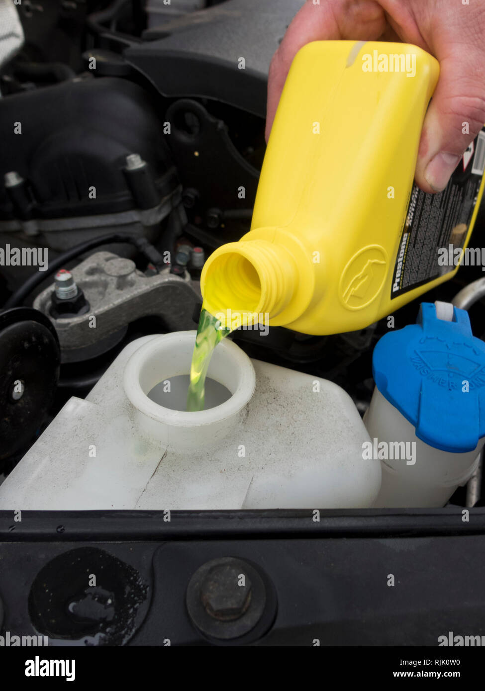 Gießen von Kühlmittel Service von Autos. Gießen Frostschutzmittel. Der  Mechaniker füllt das Kühlmittel G12 bis zum Tank im Motor Stockfotografie -  Alamy