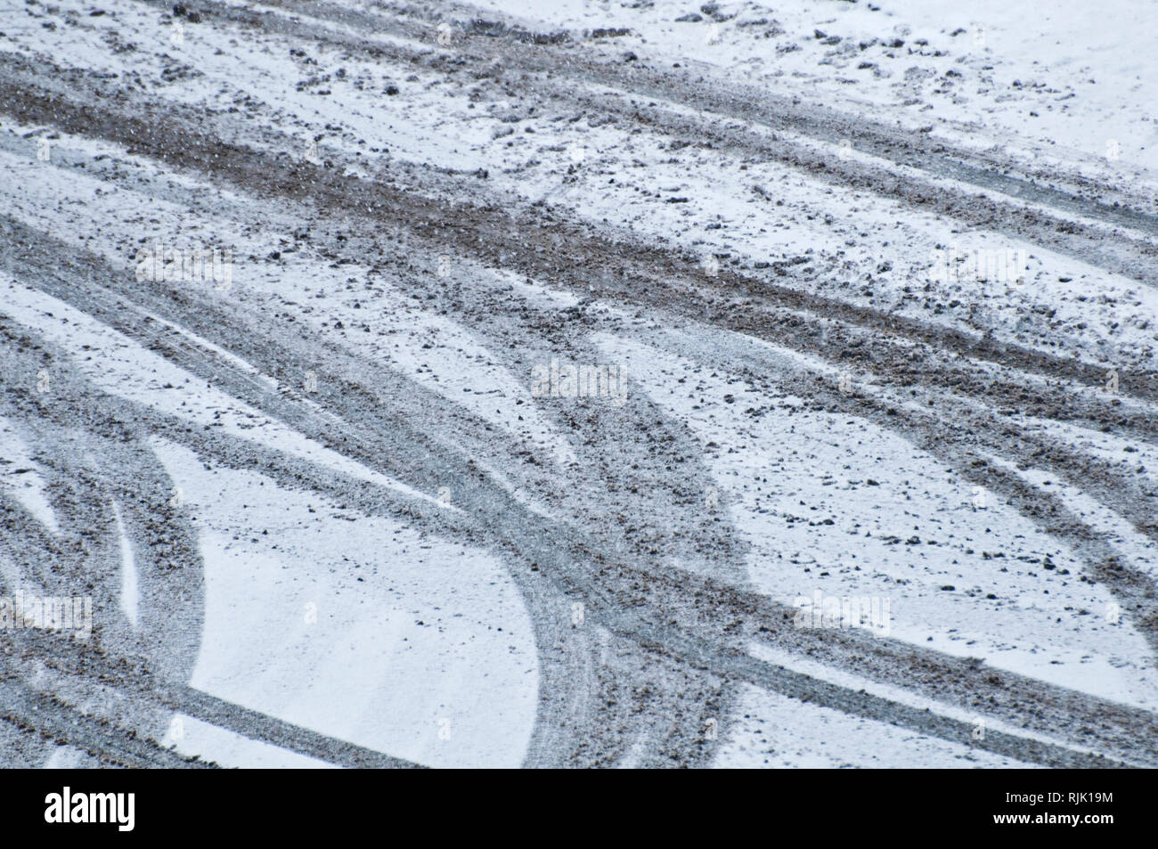 Muster der Reifen Spuren im Schnee Stockfoto
